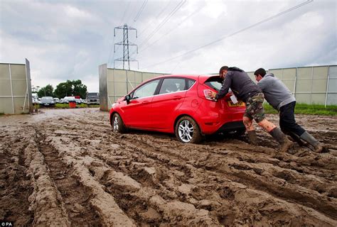 Glastonbury revellers find themselves stuck in the mud as they exit | Daily Mail Online