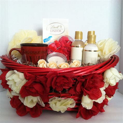 (Spa Gift Basket) Give someone the gift of relaxation and personal care with spa gift baskets ...