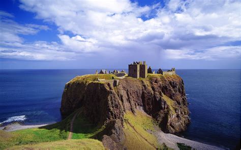 Dunnottar Castle near Stonehaven in Aberdeenshire, Scotland Wallpapers ...