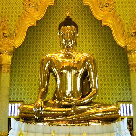 Wonderful: Indahnya Patung Budha Emas Di Dalam Kuil