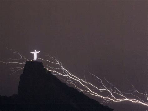 Lightning Striking Rio De Janeiro Jesus Statue | Jesus statue, Pictures ...