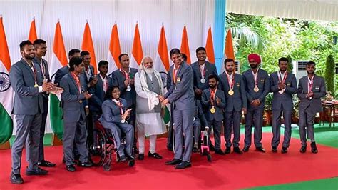 PM Narendra Modi hosts Indian Paralympic contingent, see pics here | News | Zee News