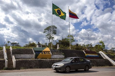 Brazil closes, then reopens border to Venezuelan migrants