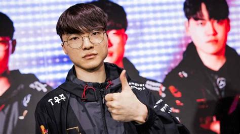 T1 Faker explains why he didn't want to do thumbs down pose | ONE Esports