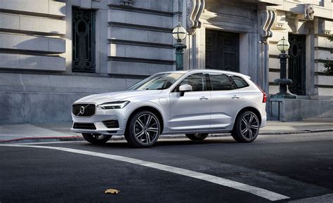 2018 Volvo XC60 plug-in hybrid Pictures | Photo Gallery | Car and Driver