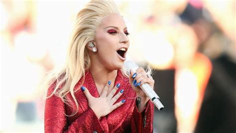 Super Bowl 2016 : Lady Gaga interprète l’hymne américain