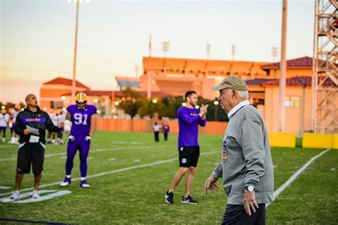 Former USC coach John Robinson connects with new generation at LSU - Los Angeles Times