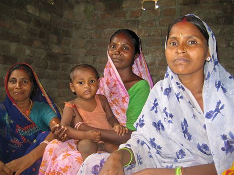 Indian women, child | Indian women and their children listen… | Flickr