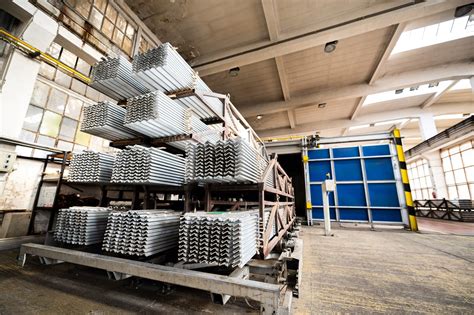 What is a Metal Pallet and How is it Used? - RollPallet UK