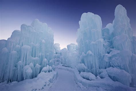 Have Your 'Frozen' Moment At This Cool Glowing Ice Castle Park In Utah | REALITYPOD