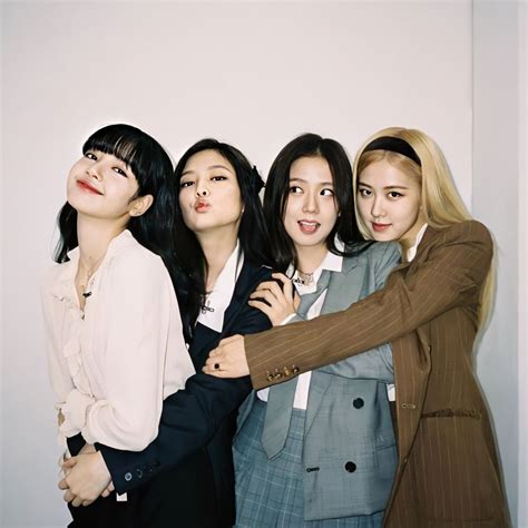 kïmnïnï | 𝙏𝙃𝙀 𝘼𝙇𝘽𝙐𝙈 • 𝙍𝙀𝙎𝙊𝙉𝘼𝙉𝘾𝙀 on Twitter | Blackpink, Rose noire, Lisa