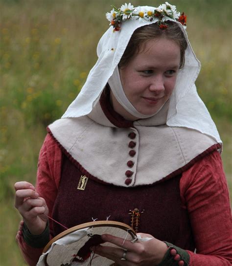 Cotte with linen buttons, woolen hood barbette and veil with lovely flowers :) 15th Century ...