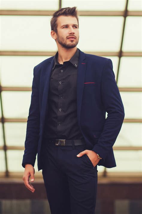 Blue suit and black shirt combo. Men's style 2018. #suitsmenstyle #Menssuits #MensFashionSmart ...