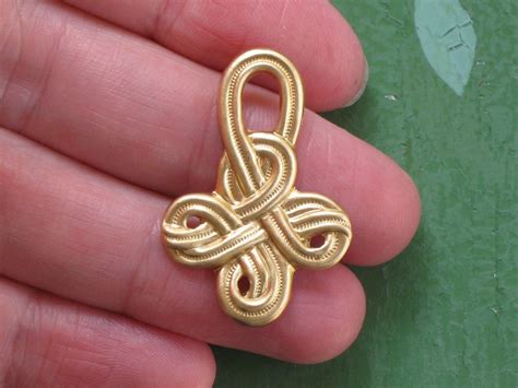 8 CELTIC KNOT brass jewelry pendants . 33mm x 23mm S4.