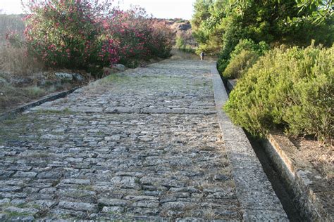 File:Greek street - III century BC - Porta Rosa - Velia - Italy.JPG ...