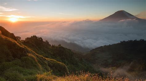 Sunrise at Mount Sikunir on the Dieng Plateau of... - Spotlight Photos