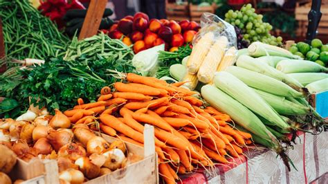 The Clever Reason To Visit The Farmers Market Later In The Day