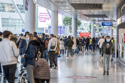 Großer Andrang für Corona-Tests am Flughafen Düsseldorf