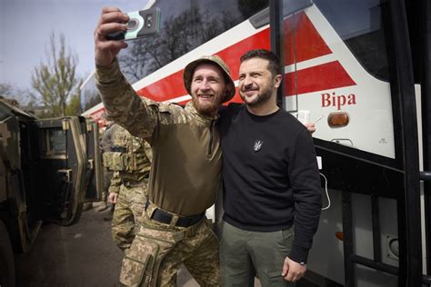 Zelenskyy visits frontline troops in Ukraine’s besieged Avdiivka - EFE Noticias