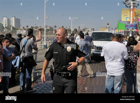 Santa Monica police officer Stock Photo - Alamy