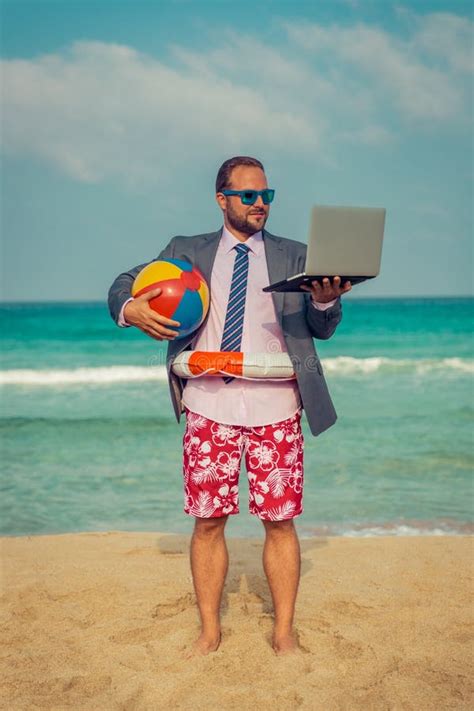 Homem De Negócios Engraçado Na Praia Foto de Stock - Imagem de moderno, laptop: 69908118