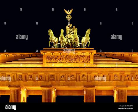 quadriga brandenburg gate Stock Photo - Alamy