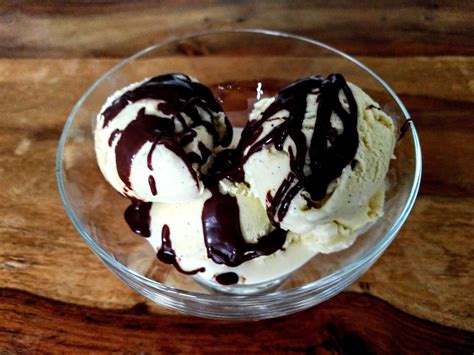 Vanilla ice cream with chocolate sauce - Kitchen Exile