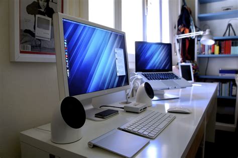 Snazzy dual screen laptop setup. | 机のアイデア, 部屋, 部屋 写真