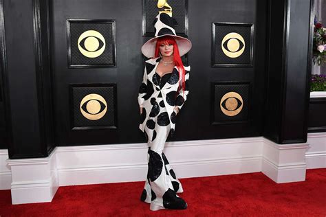 Shania Twain hits Grammys 2023 red carpet with red hair and a whimsical ...