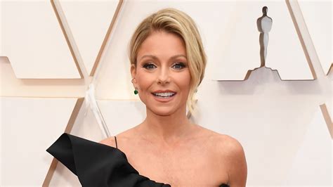 Oscars 2020: Kelly Ripa stuns in black gown, pokes fun at past red ...