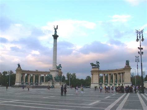 ファイル:Heroes' square, Budapest, Hungary.JPG - ウィキトラベル