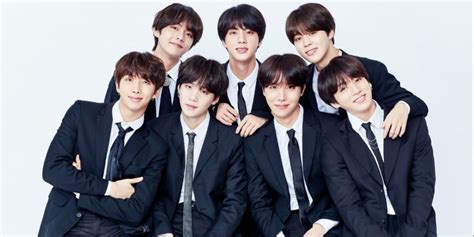 BTS suit up in their traditional family photo for '2018 BTS FESTA ...