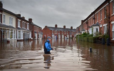 UK floods: Hundreds forced to flee their homes in West Yorkshire and Lancashire as Met Office ...