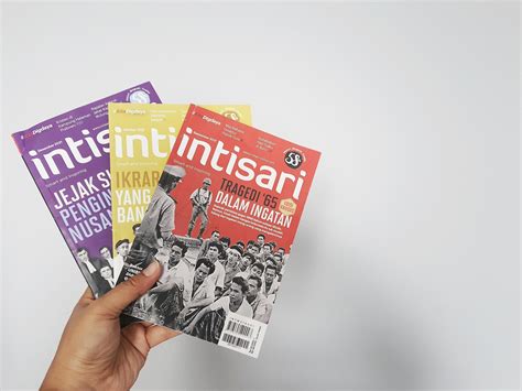 West Java, Indonesia on July 2022. A hand is holding some Intisari magazines 11243125 Stock ...