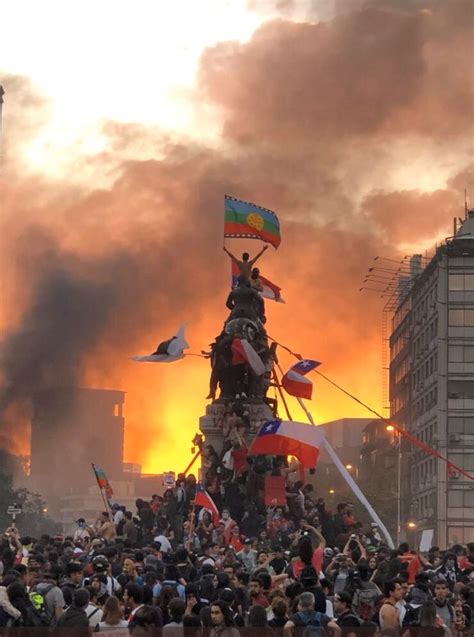 Chilean protests yesterday : r/pics