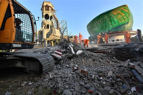 Bali earthquake damage latest: Huge CRACK opens up in ground as debris ...