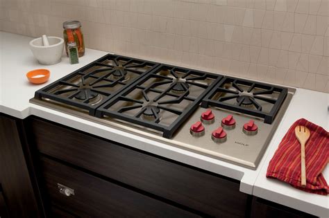 36" Professional Gas Cooktop - 5 Burners | CG365P/S | Wolf Appliances