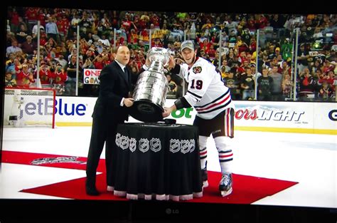 Jonathan Toews Hoisting the cup | Chicago blackhawks, Black and red ...