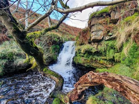 15 BEST Peak District Waterfalls (+ Walks to Visit Them) – Peak District Walks