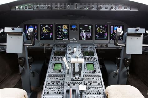 Jet Airlines: bombardier global 5000 cockpit