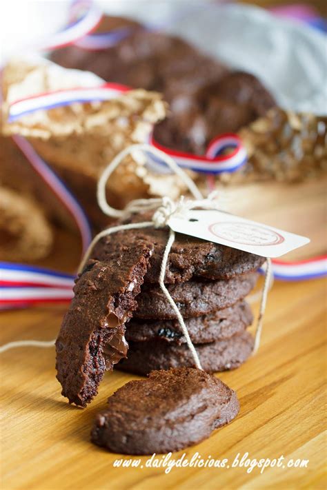 dailydelicious: Dark chocolate and cherry cookies