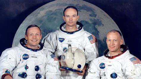 Astronaut Michael Collins (90), die in de Apollo 11 achterbleef, overleden | NOS