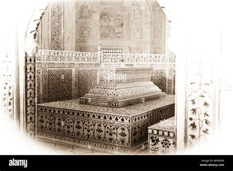 Taj mahal tomb chamber hi-res stock photography and images - Alamy