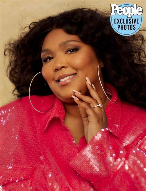 Lizzo Debuts New Hot-Pink Hair with Stunning Selfies and Dance Video