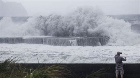 Typhoon Haikui: Dozens injured after storm sweeps Taiwan - BBC News