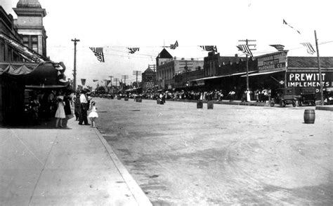 [Street scene in Granger] - The Portal to Texas History