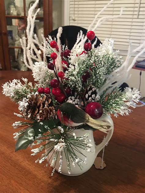 Pin by SOFIA on Decoratiuni de iarna | Christmas flower arrangements ...