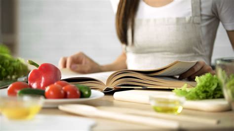 The 8 Best Nutrition Books, According to a Dietitian