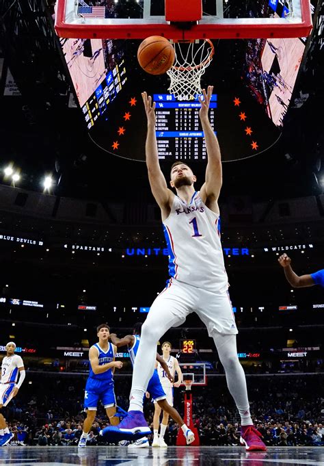 Hunter Dickinson's career night lifts No. 1 Kansas past No. 17 Kentucky | Reuters