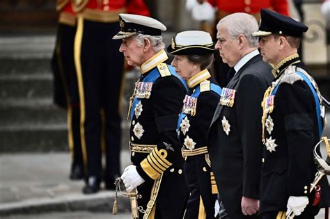 King Charles III leaves note on coffin of his mom, Queen Elizabeth II ...